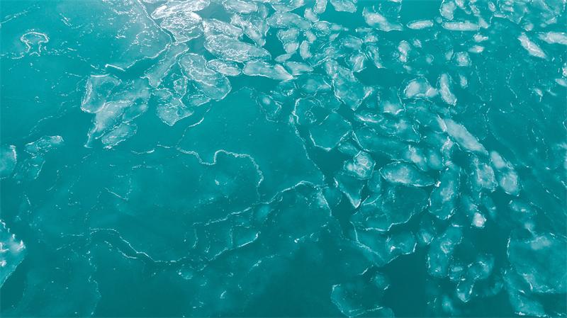 冬日青海湖 碎冰漂浮在湖面。宋忠勇攝