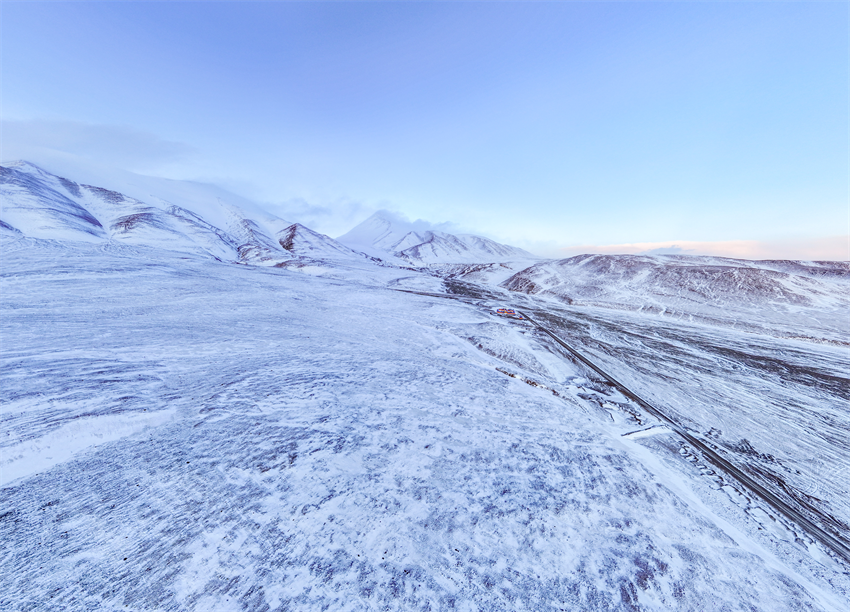 白雪皚皚的玉珠峰。青海省體育局供圖