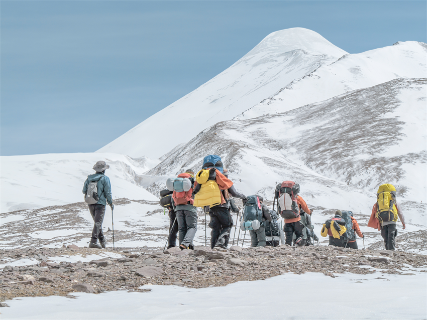 攀登者沖頂玉珠峰。青海省體育局供圖
