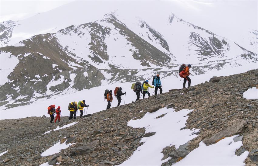 攀登者沖頂玉珠峰。青海省體育局供圖